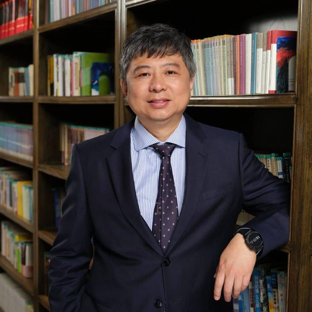 郭杰北京汇文中学校长郭杰有当今名校长的超前意识和高站位,又有老式