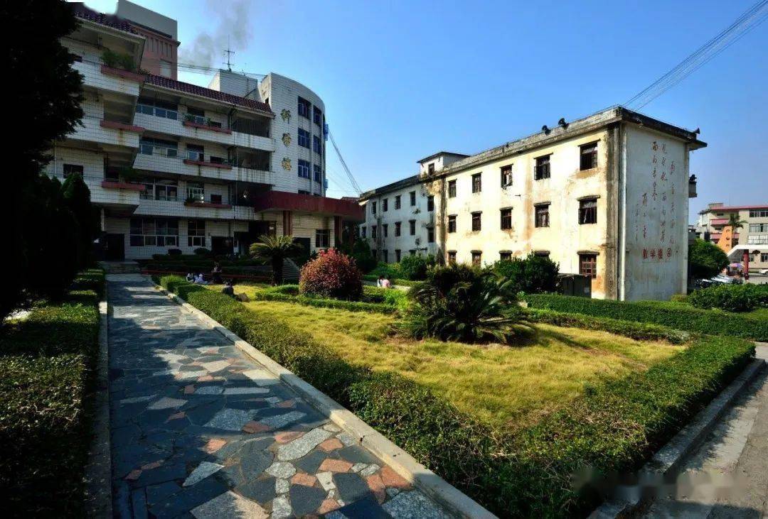 你是否见过她现在的模样……来源:二中校友会秘书处报料网站:信宜玉都