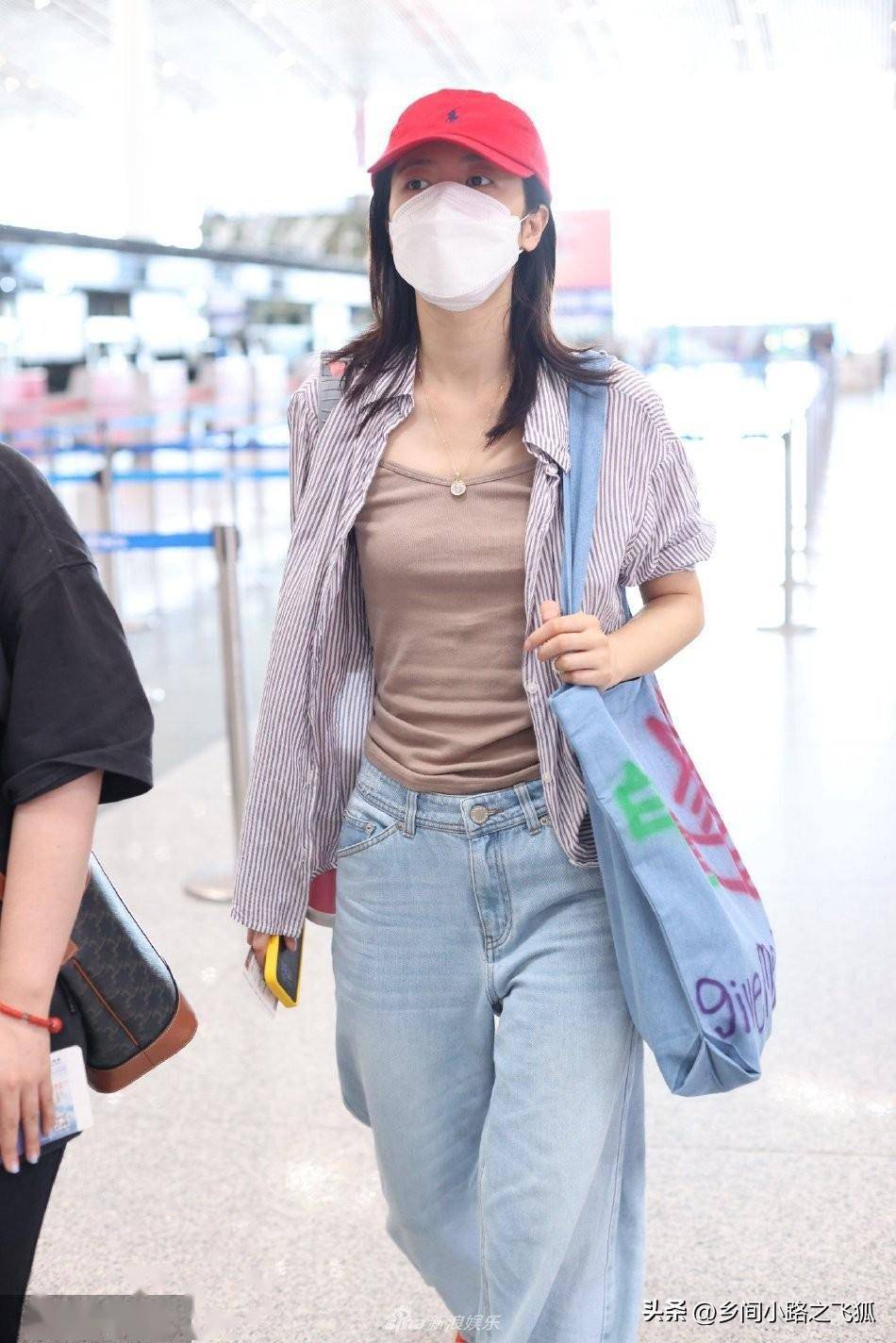 周雨彤衬衫搭配牛仔裤青春活力 大步流星潮范十足_北京