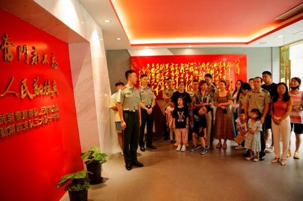 一张张展图,一块块奖牌,一段段事迹,一个个典型,听着讲解员的精彩解说