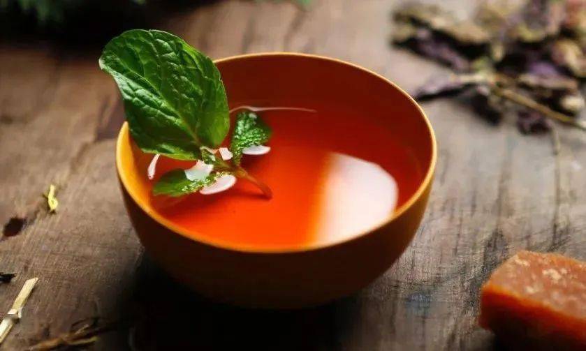 3香苏饮组成:香薷5克,紫苏5克做法:放入杯中沸水浸泡代茶饮即可.