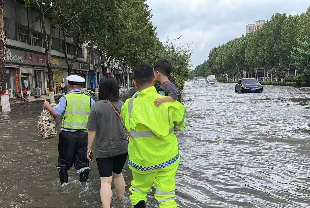 民警驱车护送老人安全到家.