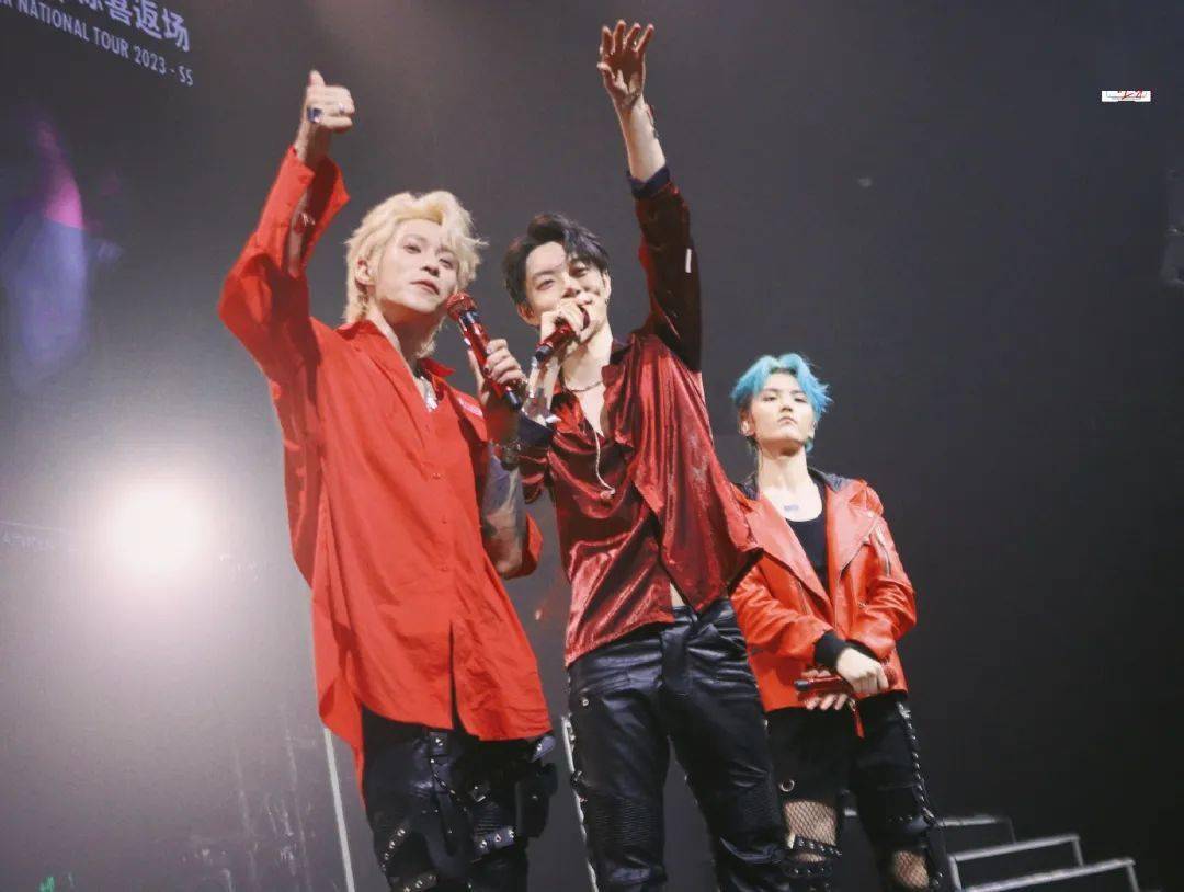 在昨天oner还有live演出,而木子洋的粉丝直接哐哐砸场子.