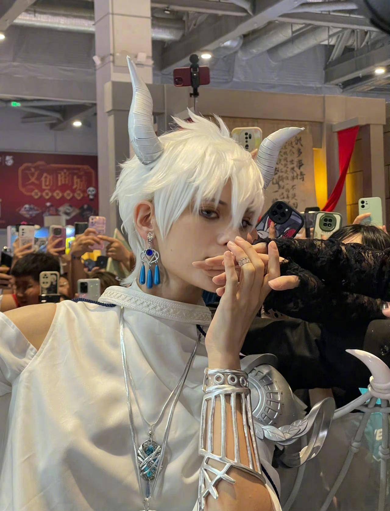 卡琳娜cos秀美貌刷屏,长腿罗宾好性感,五条悟穿女仆装很辣眼_美人