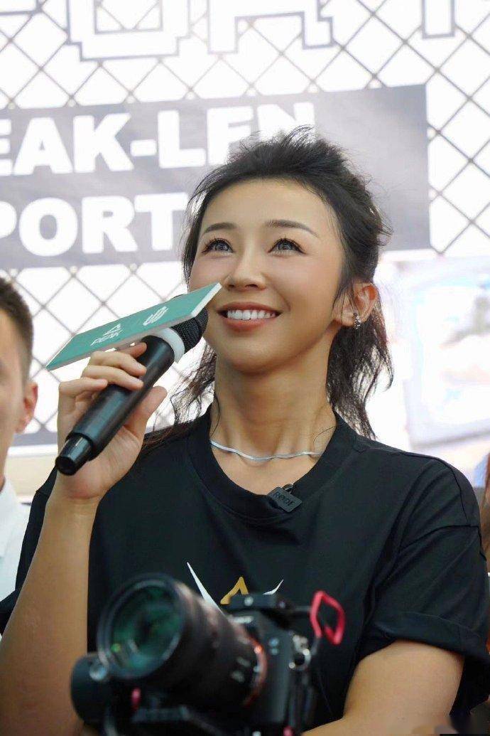 活动结束后,张曼源晒出多张与维金斯的合影,并发文写道:"今日份真假