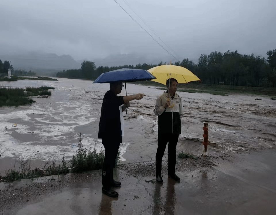 易州镇易州镇镇村干部夜查防讯重点点位组织人员清理路障疏通排水沟