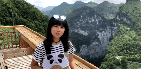 记者 谭丽娜:山川的深邃果然超出我的想象,盛夏时节来到大石围天坑