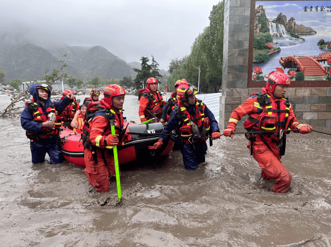 暴雨天气里也为他们"撑把伞"_救援_坚守_市民