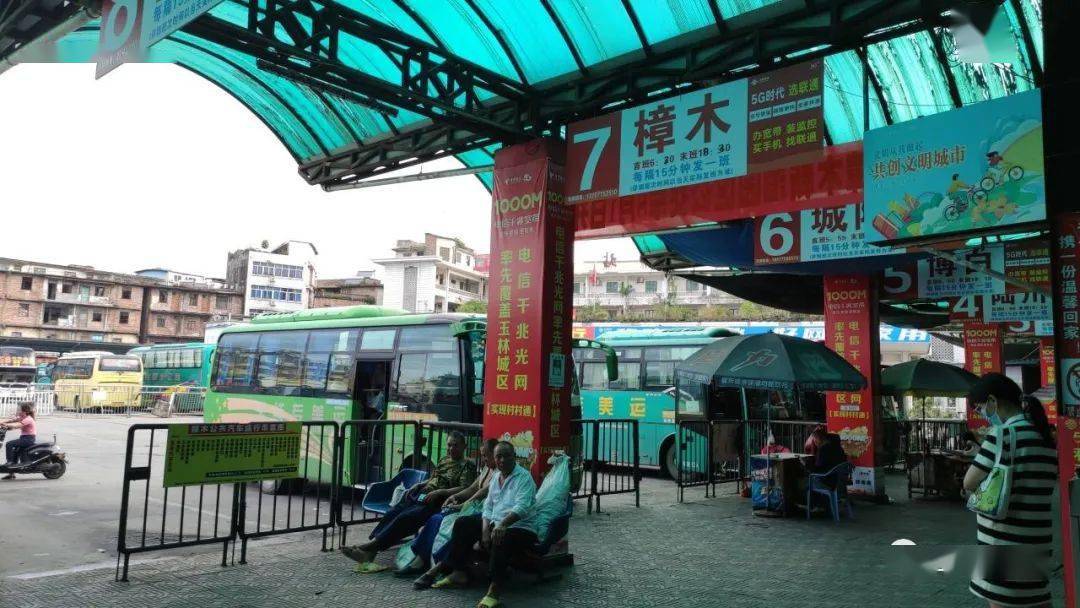 8月1日上午,随着公交车辆缓缓驶离站台,标志着玉林城区(汽车总站)经