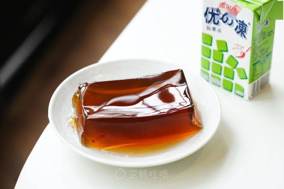 比如闽南甜汤里最经典的花生汤,变身为银鹭,惠尔康的牛奶花生,还有