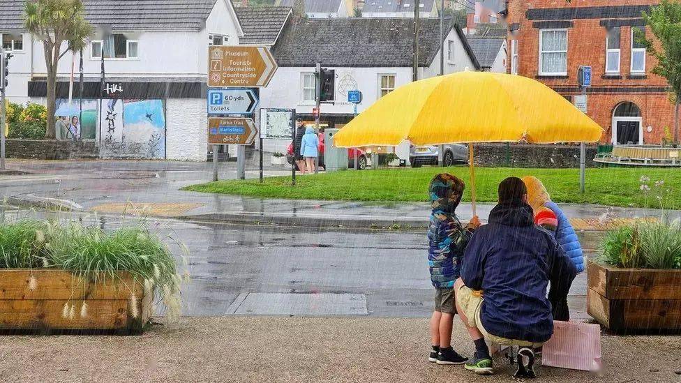 英国夏季持续低温多雨,气候变暖是假的?_天气_降雨_高温