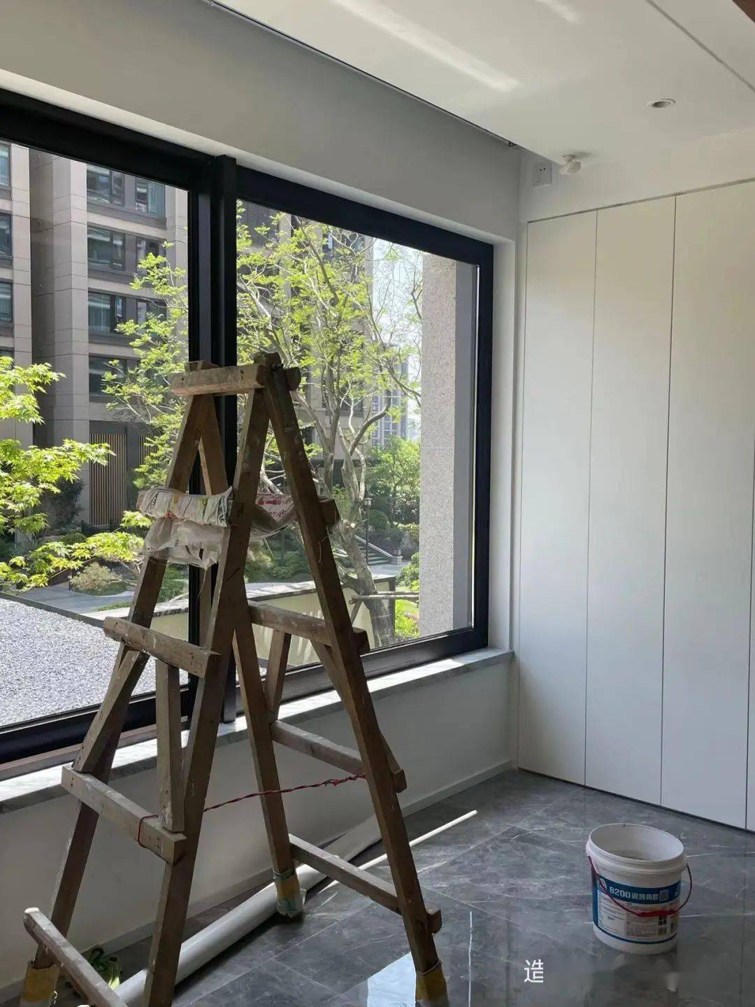隔热隔音利用吊顶进行隐藏这样不仅可以保持空间整洁还可以避免管线