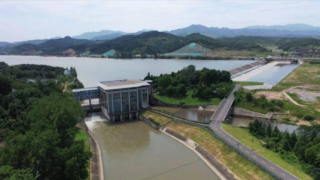 从上游梅山水库引水,自红石嘴渠首一分为三:一路入史河总干渠,灌溉