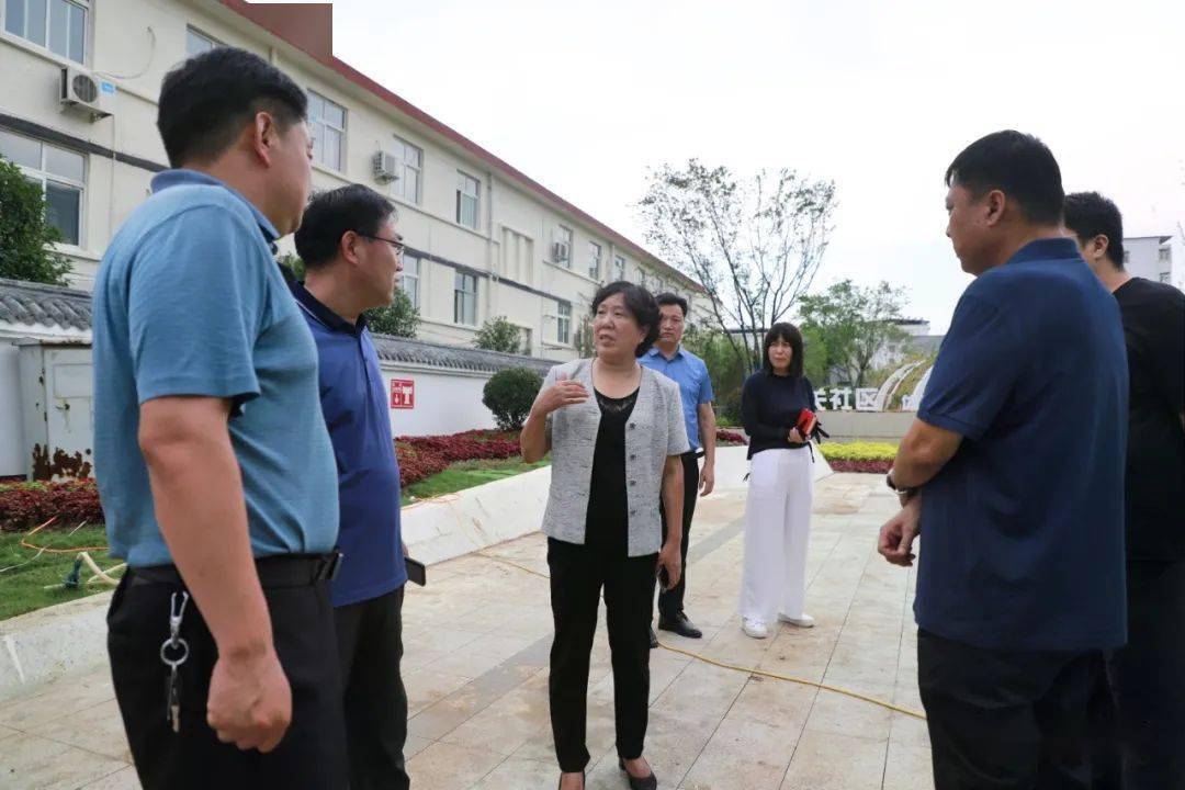 8月1日,县委书记王淑霞到城区和部分乡镇调研文明城市创建和邻里中心