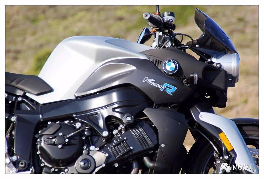 因为和k 1200s完全一样的并列四缸引擎,所以k 1200r拥有的性能也完全