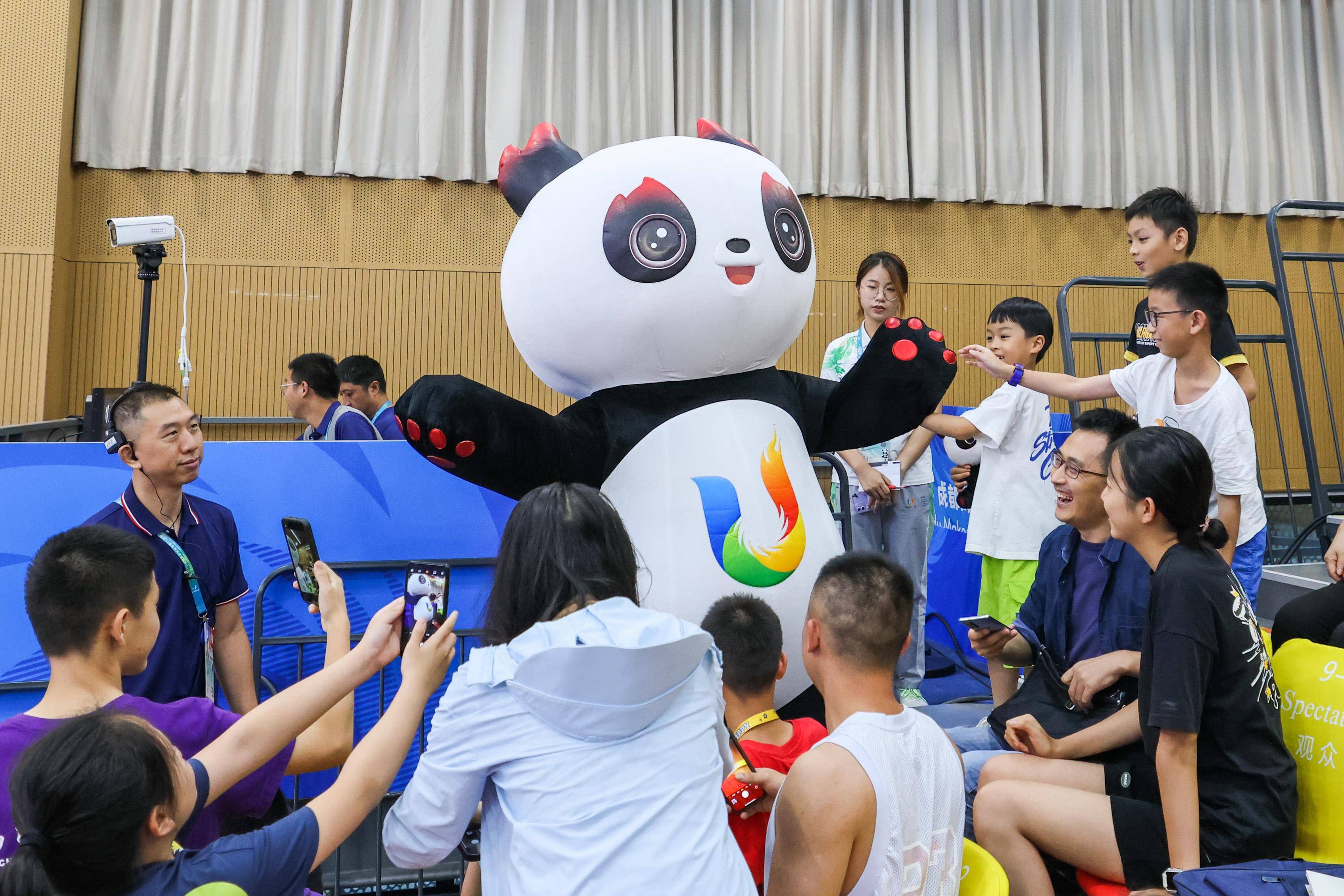 大运面面观|感受"蓉宝"热度_吉祥物_大熊猫_成都