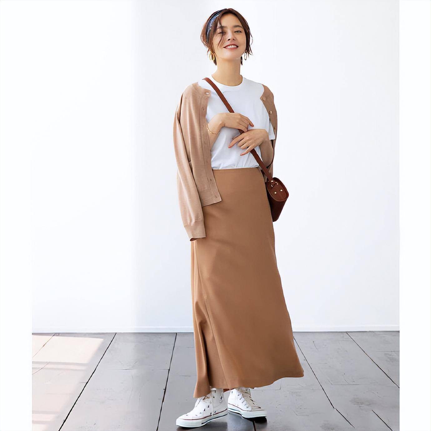 01,搭配纯色上衣,简约更高级二,想把"驼色半裙"穿高级,3个技巧要牢记