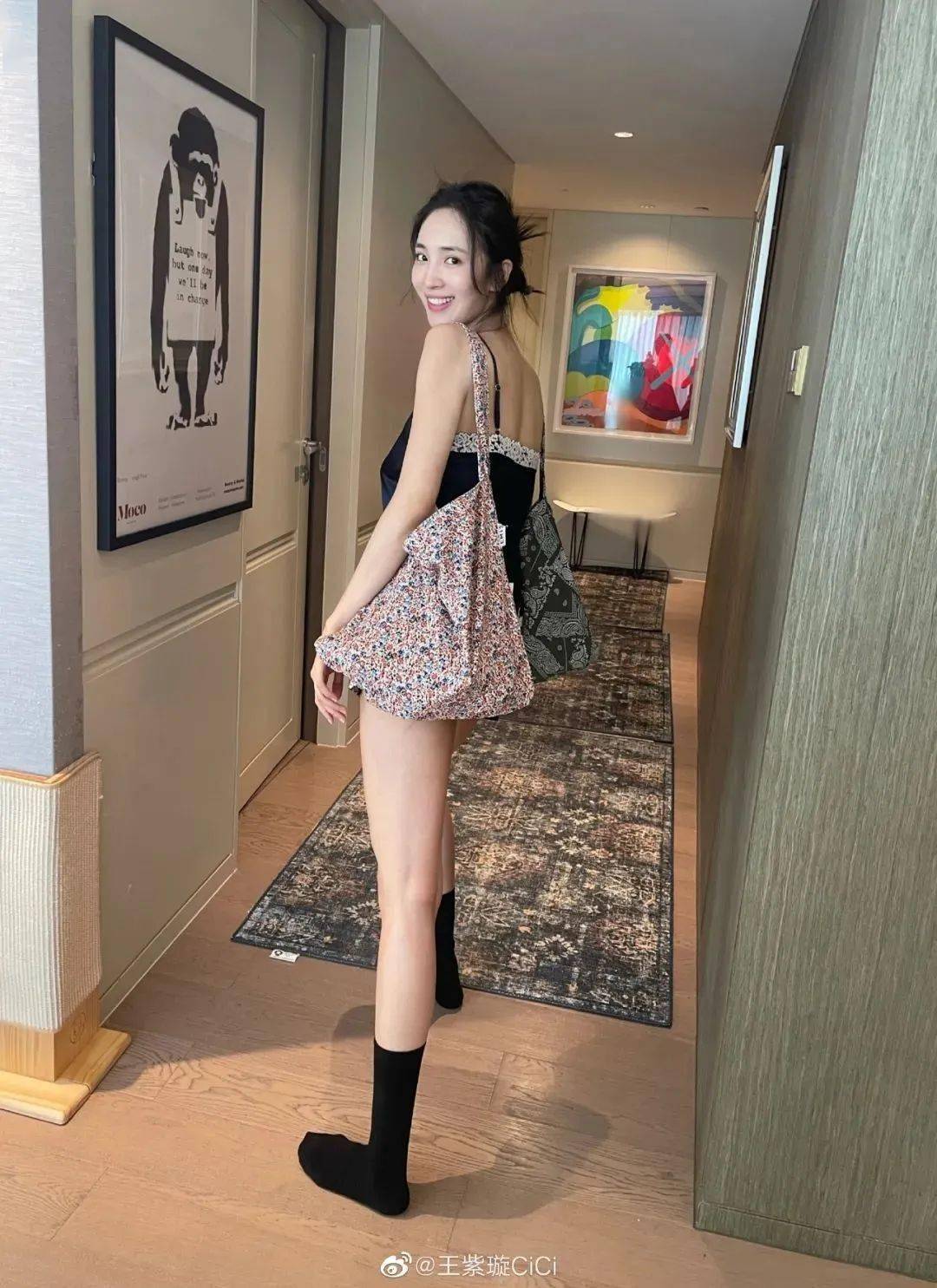 镜,也是她的时髦自拍圣地;王紫璇小时候特别喜欢跟姐姐们打地铺睡觉