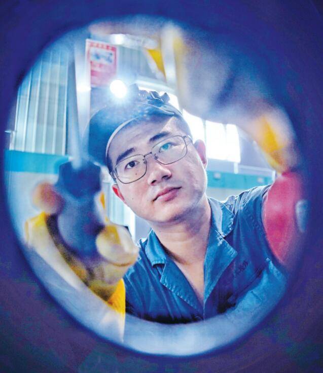 "机车医生"对上千种部件把脉问诊 武汉火车头保修店26台机车"大体检"