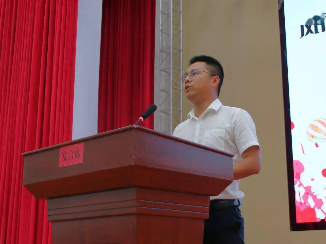 团县委书记肖坤奇宣布"春晖凤归"计划正式启动观看凤冈县旅游宣传片和