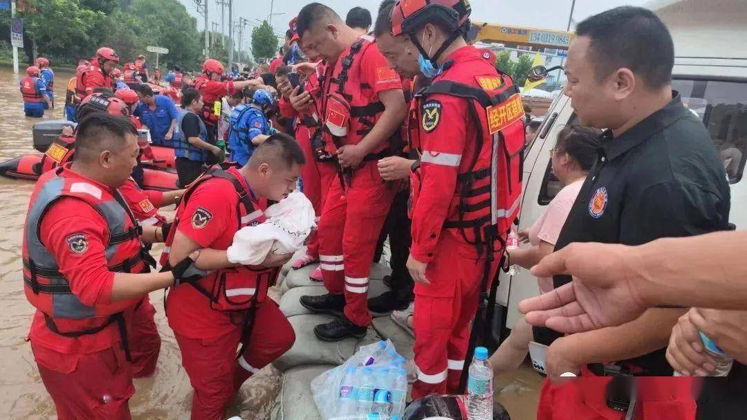 邳州市猎鹰应急救援队队长钟洪军看到老百姓在求救,我们睡不着,只想