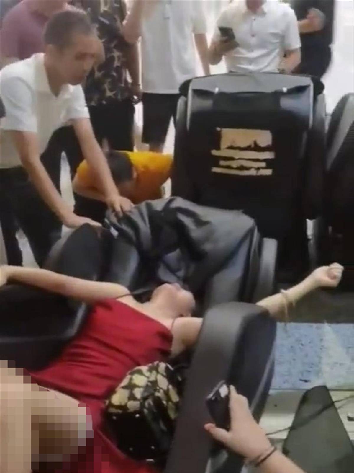 女乘客长发被卷进按摩椅带着哭腔呼救，重庆西站：多个按摩椅遭人为破坏
