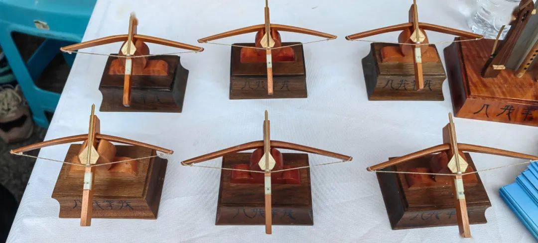 非遗传承人和志高自豪地说:"我做弓弩的手艺是祖上传下来的,每年做40