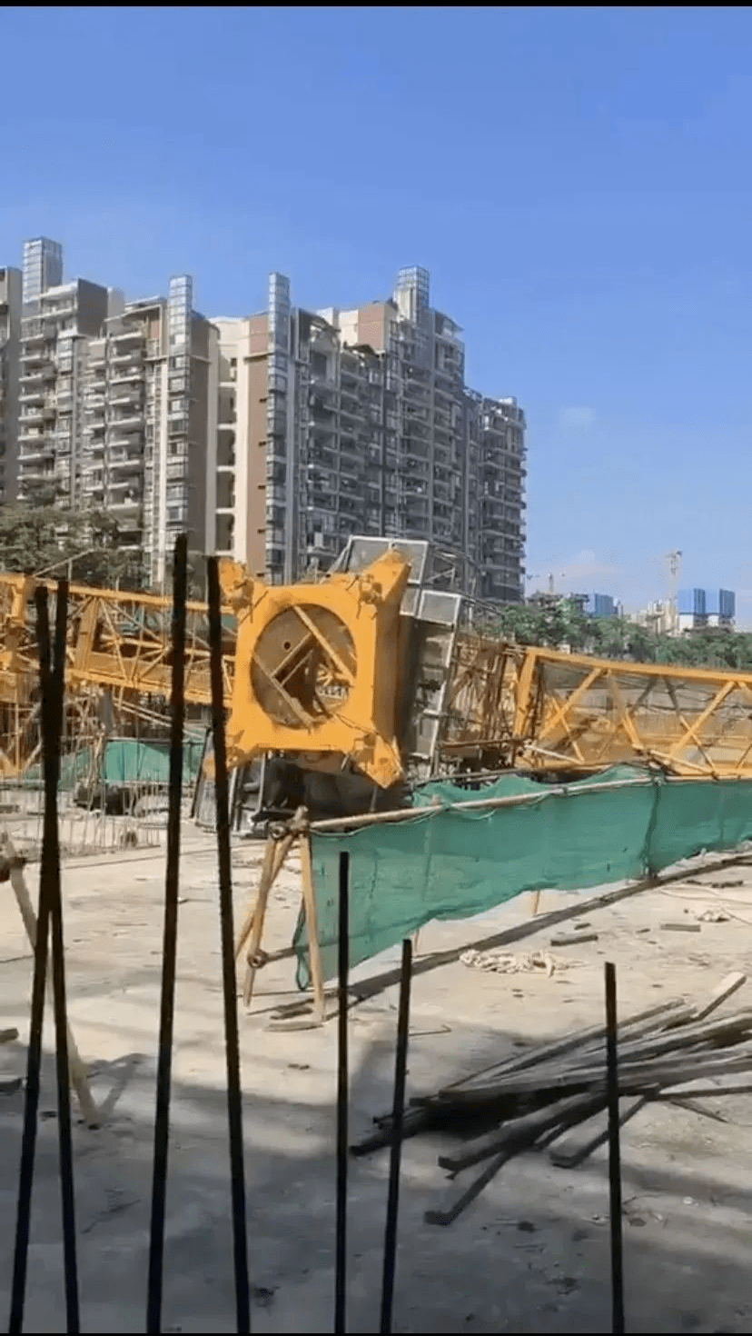 广东一在建工地塔吊顶升作业时发生倒塌事故!_人员_设备_进行