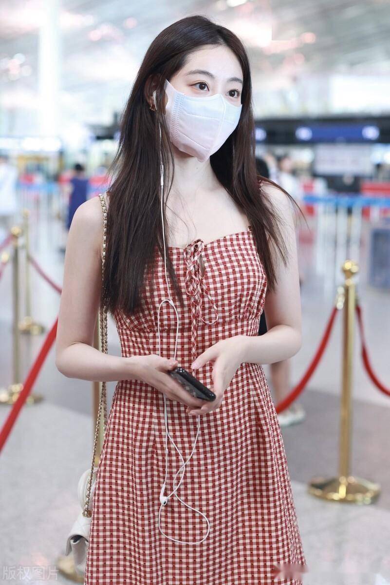 祝绪丹北京出发,红色格纹吊带短裙清新灵动_机场