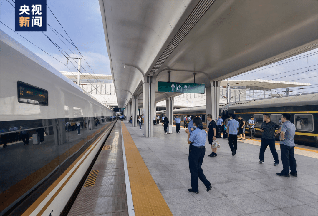 10:43,k1178列车到达回撤的终点,此时救援列车已经在不远处等待.