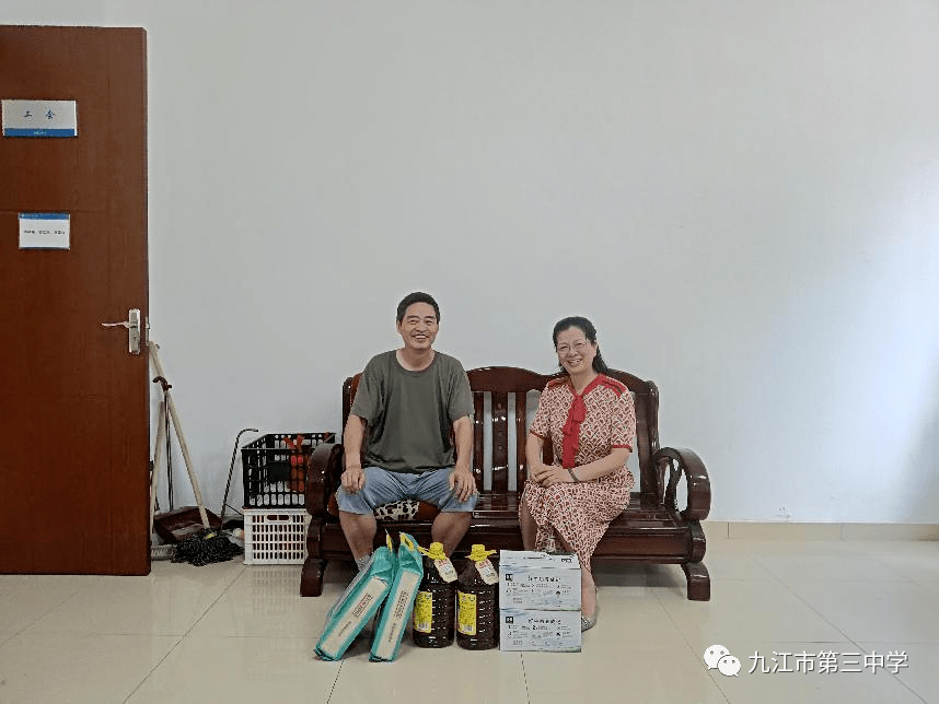 九江三中开展"弘扬伟大抗洪精神,军民共建双拥模范城"庆八一双拥集中