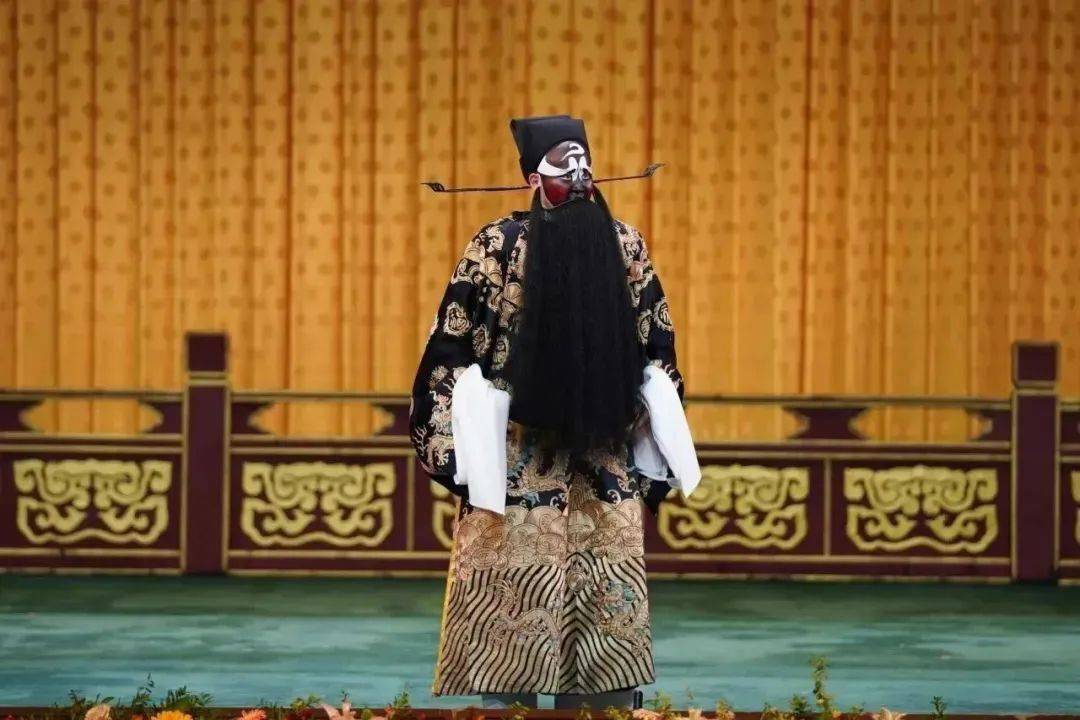 陈张霞 饰 庞 妃(左二)孟宪腾 饰 包 拯(右)