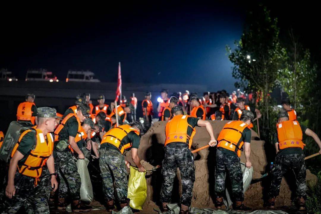 《决战》河北总队官兵在黑夜中抢修加固堤坝,张羽摄来源:人民武警监