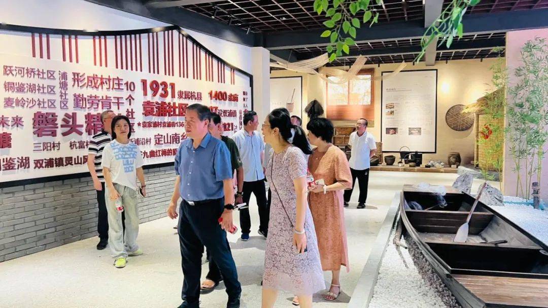 现场验收过程当中,专家组参观了书画,剪纸班,越剧,时装秀等大学堂培训