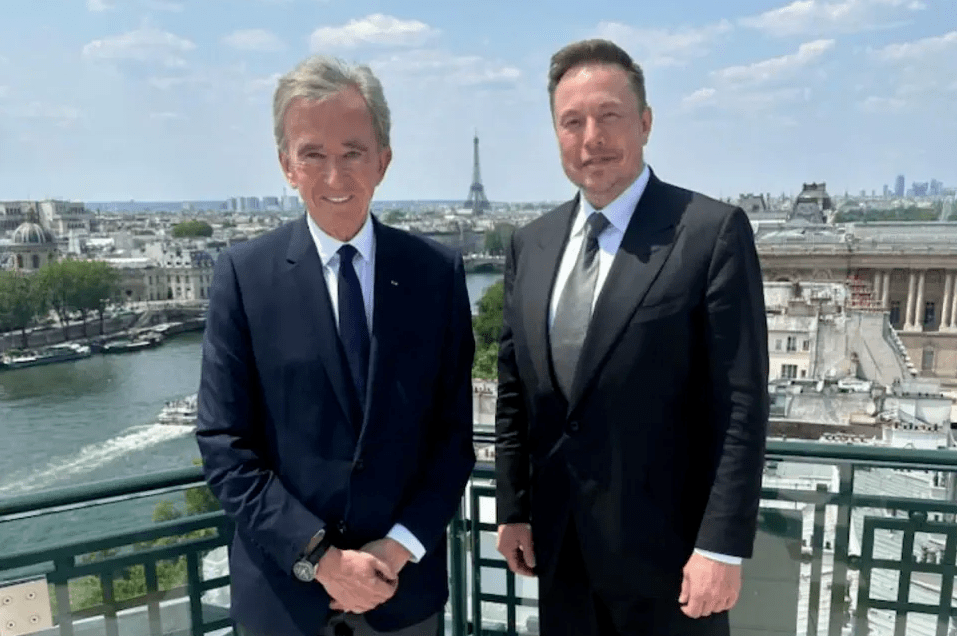 盖茨惊现贝佐斯的豪华游艇,60岁女友在场他却听邓文迪热聊…_保拉·