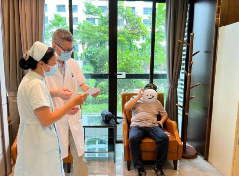 由于港币兑换人民币的汇率有波动,每一批药物的价格都不同.