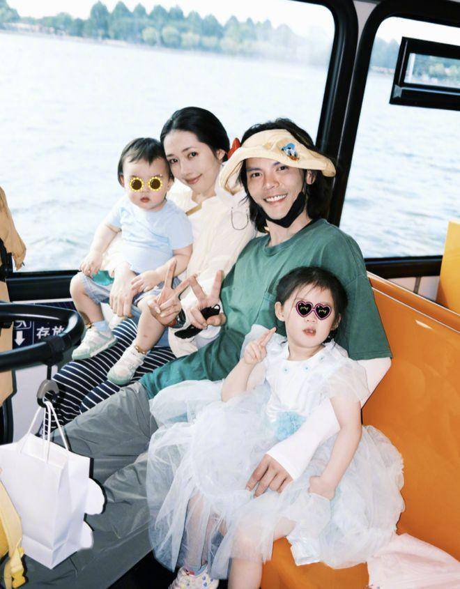 上海迪士尼偶遇向佐郭碧婷!