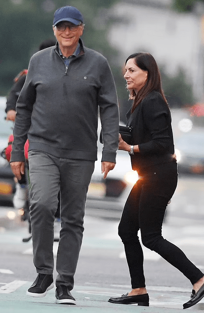 盖茨惊现贝佐斯的豪华游艇,60岁女友在场他却听邓文迪热聊…_保拉·