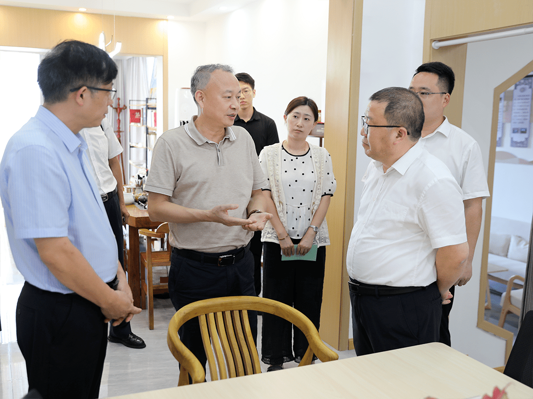 王均成先后到郭家坝镇,归州镇,茅坪镇,实地察看王家岭村协商议事室,归