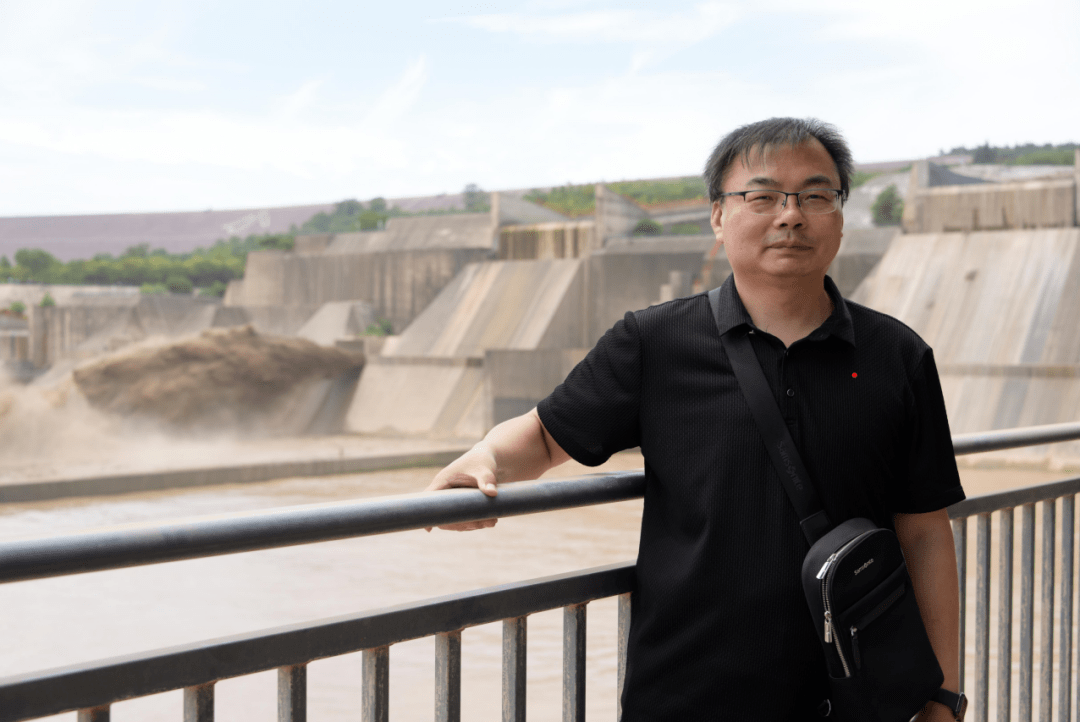 张鹏教授是郑州大学水工结构与材料研究所所长,水利与交通学院教授