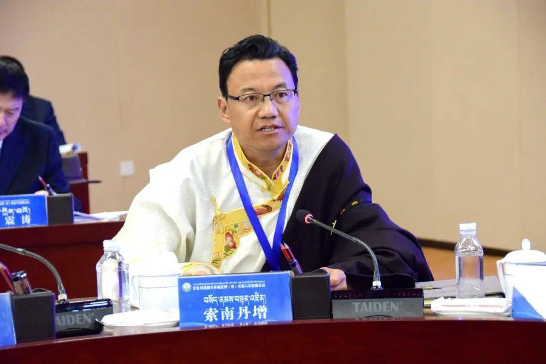 甘南州会上,与会嘉宾共同观看了第八次州市长联席会议专题片《州市长