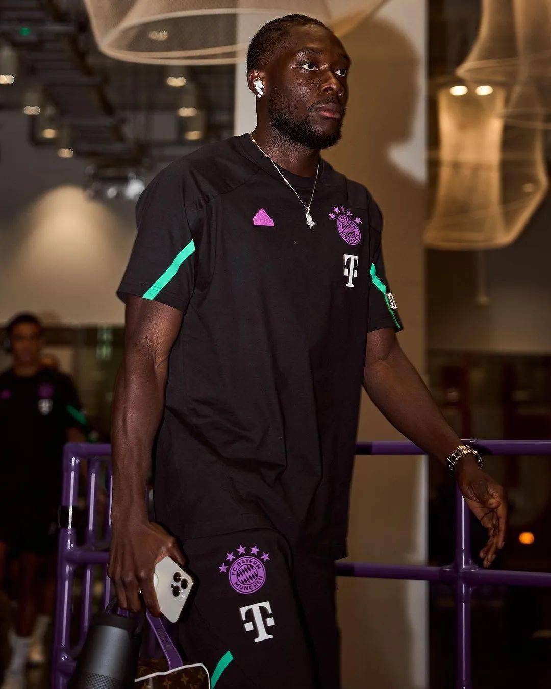 我喜欢的说唱歌手有很多,最喜欢的三位是aubrey drake graham,lil