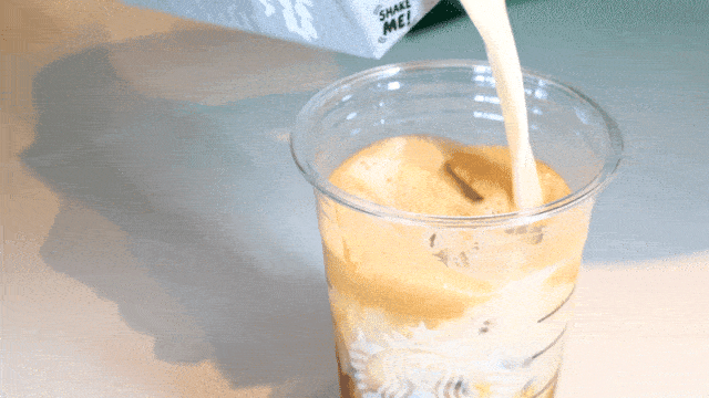 星巴克xOATLY推出燕麦奶冰咖系列