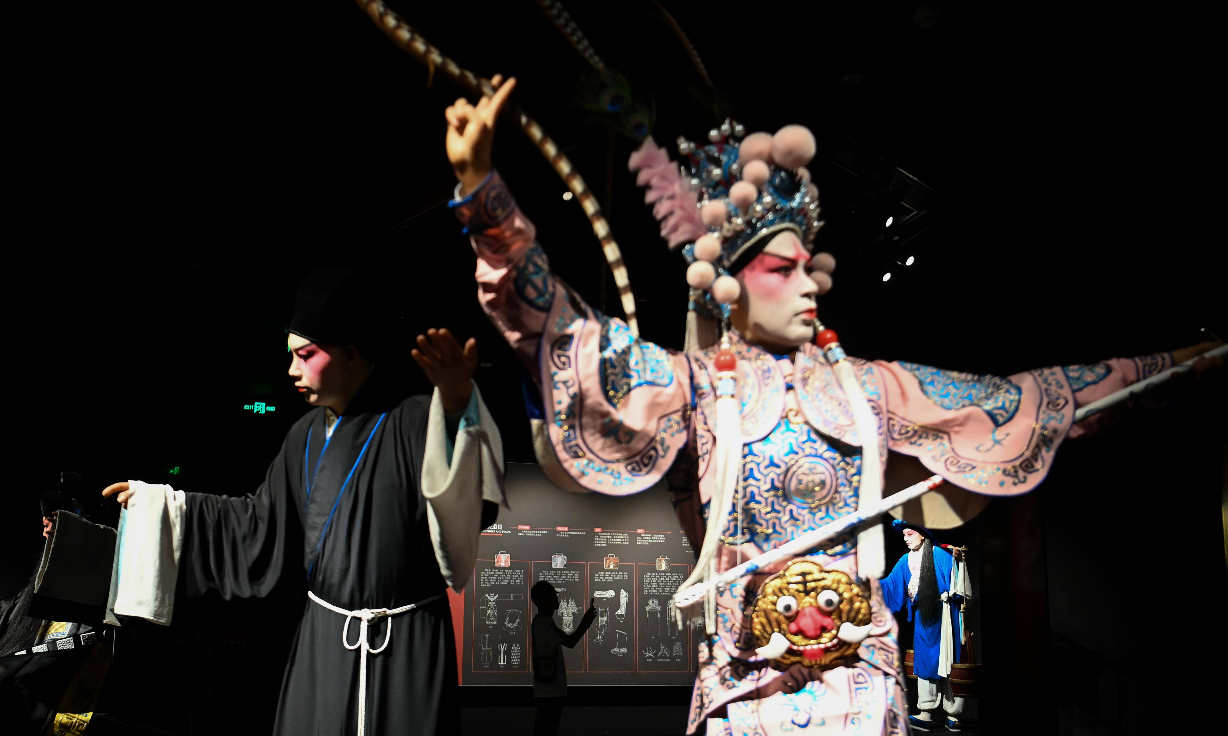 (社会)陕西西安:秦腔艺术博物馆里感受传统戏曲魅力