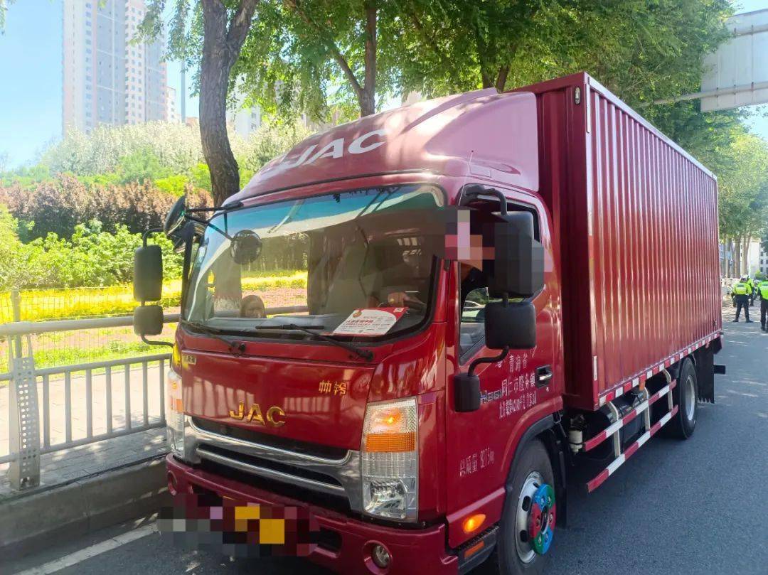 发现该车驾驶人孙某某持c1m的驾驶证,违法驾驶中型箱式货车