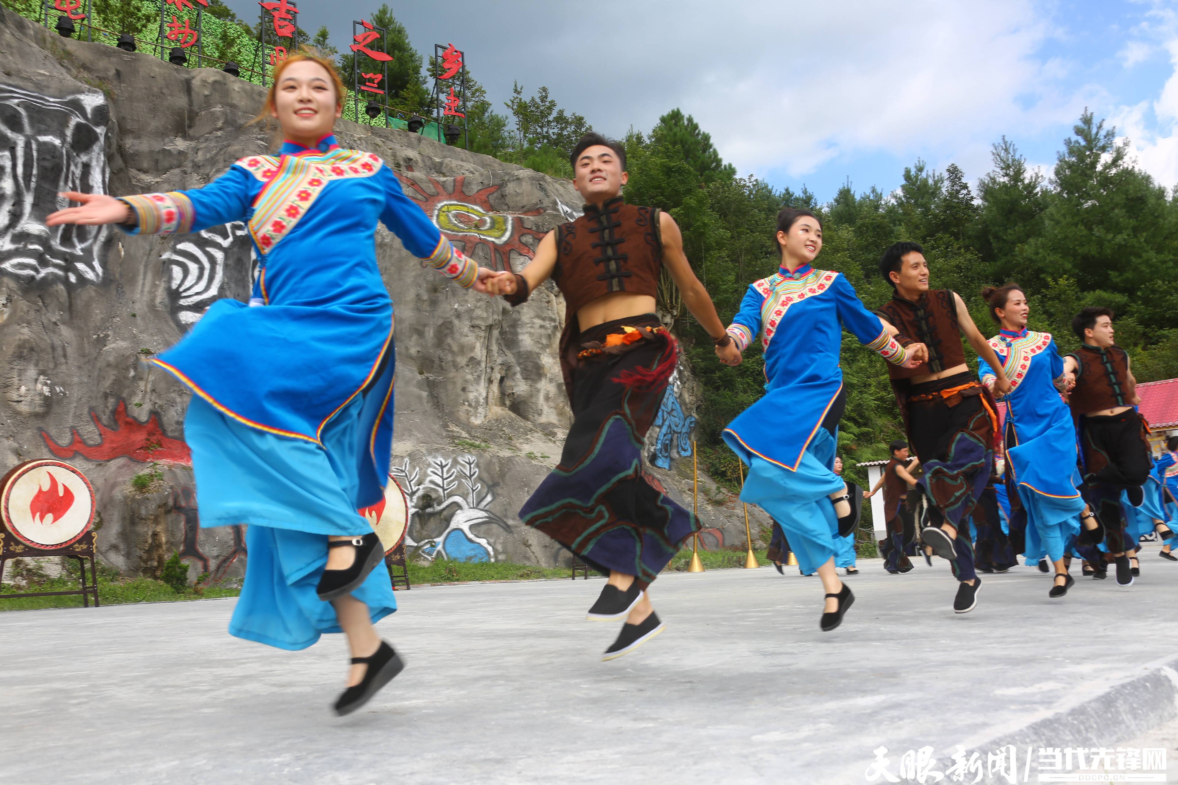 威宁彝族火把节|"乌撒彝风"文艺演出燃情登场_彝家_歌舞_阿西里西