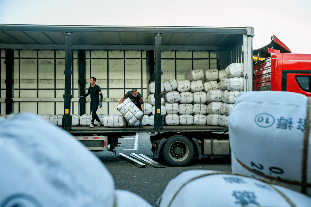 8月10日,中国一汽开启"支援吉林省洪涝灾害救援行动",18辆解放卡车