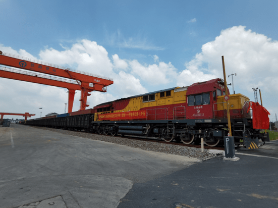 上午,载有80标箱卫浴洁具的x81929次海铁联运专列从宣城巷口桥站发出