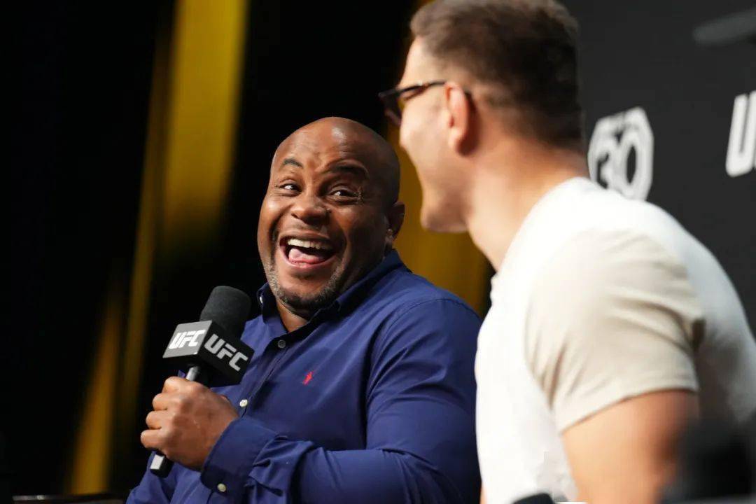 地表最强之争:科米尔分析琼斯vs米欧奇_比赛_速度_对手