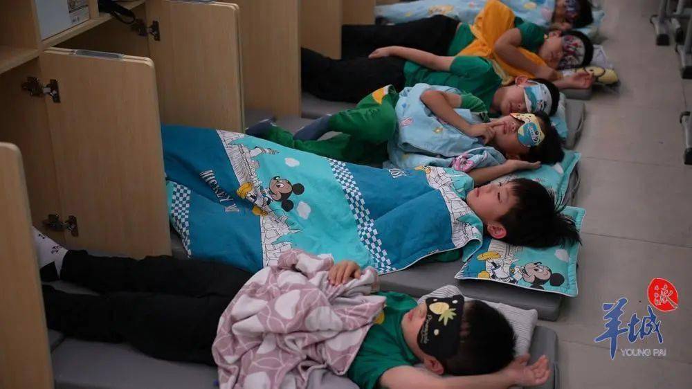 从平躺睡到躺床睡,广州小学生午休越来越舒适